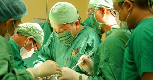 Cứu sống nam bệnh nhân vỡ tá tràng phức tạp do tai nạn giao thông