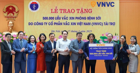 Hệ thống tiêm chủng VNVC tặng Bộ Y tế nửa triệu liều vaccine sởi chống dịch