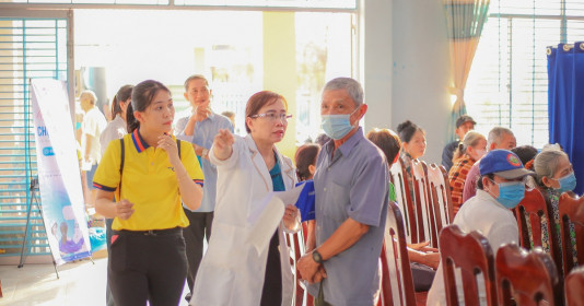 Khám bệnh, tư vấn sức khoẻ và phát thuốc miễn phí cho người cao tuổi xã an Thái Đông
