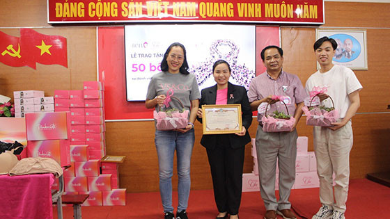 Cần Thơ: Trao tặng mái tóc yêu thương cho bệnh nhân ung thư