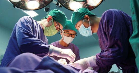 Nam bệnh nhân 51 tuổi vỡ tinh hoàn do tai nạn sinh hoạt