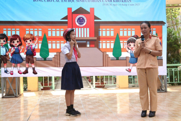 Đoàn Thanh niên Cục CSGT tiếp sức học sinh khó khăn đến trường