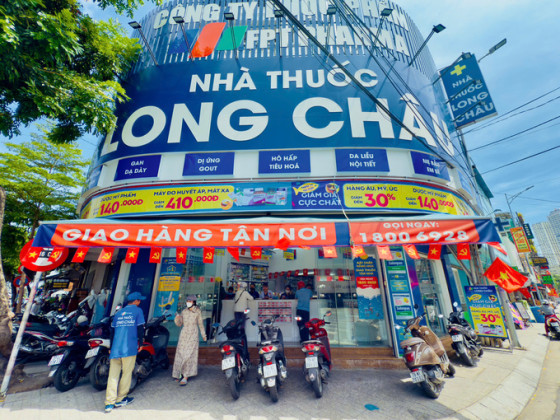 Hơn 2025 Nhà thuốc Long Châu khắp cả nước rực rỡ cờ hoa mừng 50 ngày thống nhất đất nước