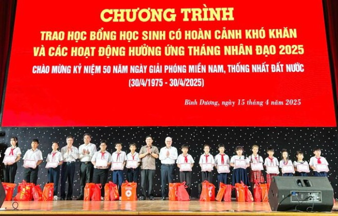 Bình Dương: Phát động Tháng Nhân đạo 2025 và trao học bổng cho học sinh khó khăn
