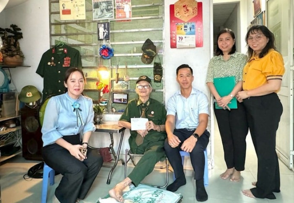 TP. HCM triển khai hỗ trợ chi quà tặng đối với người có công nhân kỷ niệm 50 năm Ngày Giải phóng miền Nam