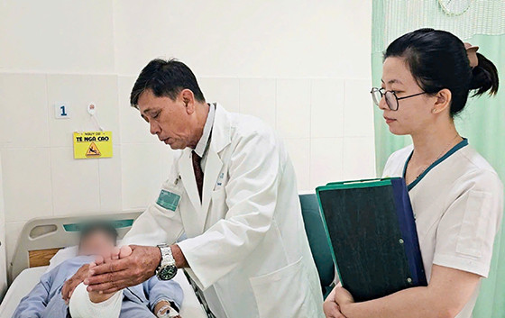 Cần Thơ: Điều trị thành công cho một bệnh nhân không đi lại được do biến chứng của tai nạn