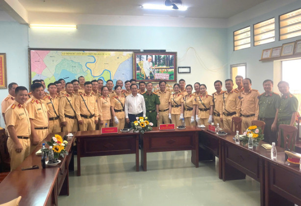 Lãnh đạo TP. HCM thăm hỏi, động viên lực lượng Công an thực hiện nhiệm vụ bảo đảm an ninh lễ kỷ niệm 50 năm Ngày Giải phóng miền Nam