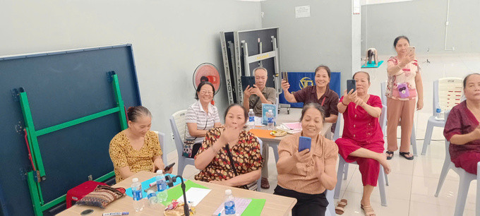 Lớp học kỹ năng số đầu tiên cho người cao tuổi tại CitiHome: Hơn cả một buổi học công nghệ