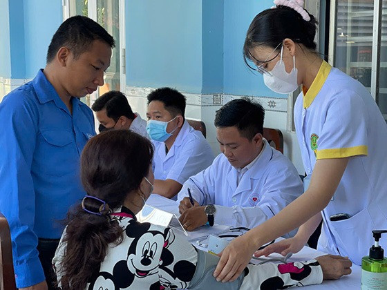 Gần 1.000 người dân khó khăn và đồng bào Khmer tại Cần Thơ được khám, chữa bệnh và tặng quà miễn phí