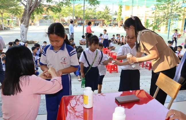 Tây Ninh: Giám sát chiến dịch tẩy giun cho hơn 94.000 học sinh tiểu học