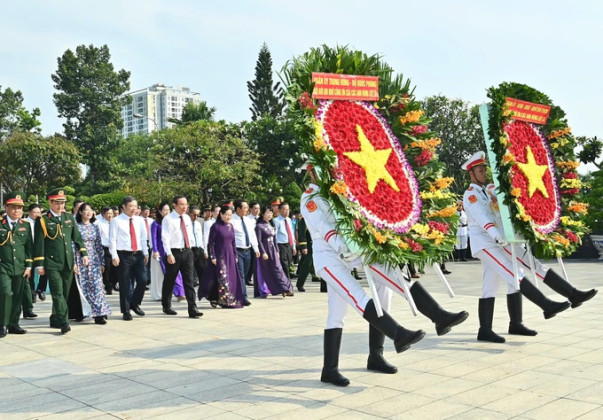 TP. HCM dâng hương tưởng niệm Anh hùng liệt sĩ nhân kỷ niệm 50 năm Giải phóng miền Nam
