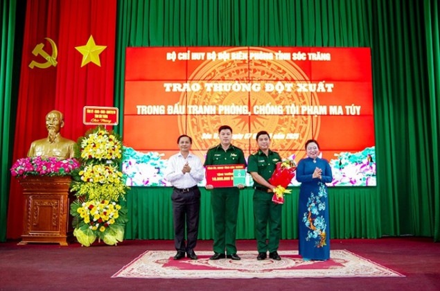 Sóc Trăng: Trao thưởng đột xuất cho lực lượng Biên phòng có thành tích trong phòng, chống ma túy