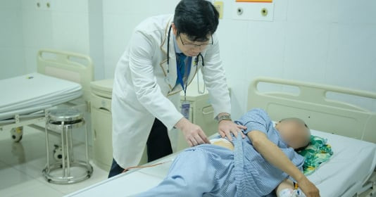 Tưởng đau lưng thông thường, người phụ nữ phát hiện thận ứ mủ do sỏi san hô