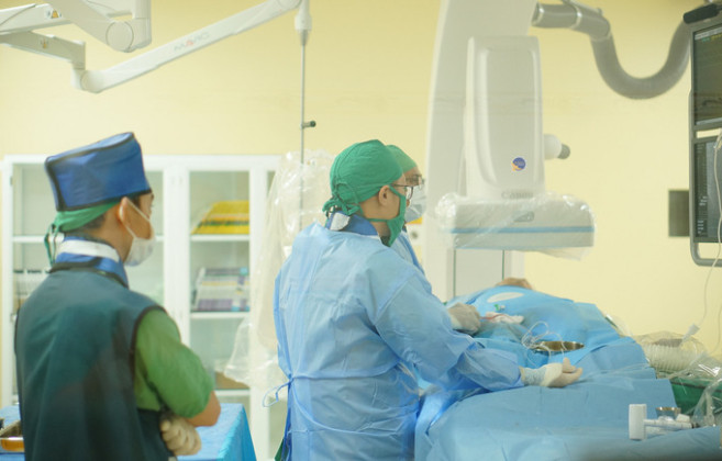 Cụ ông hôn mê trên đường chuyển viện, được cứu sống thần tốc nhờ can thiệp tim khẩn cấp