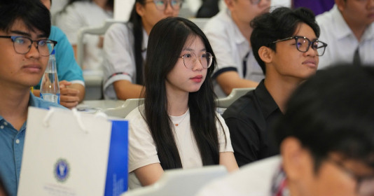 Hơn 300 học sinh trải nghiệm một ngày làm sinh viên Ulaw