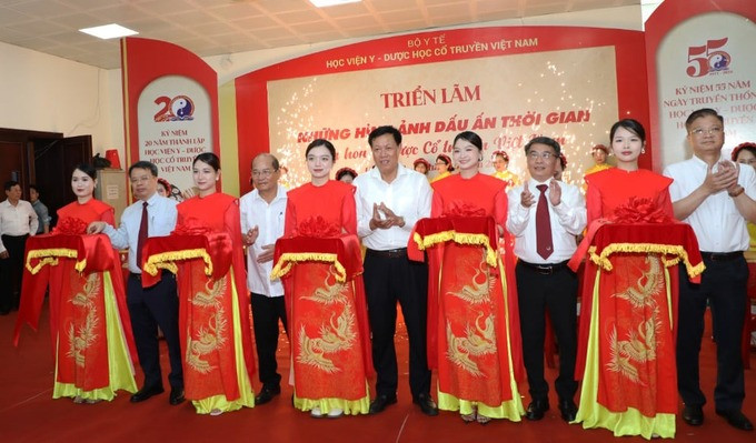 Thứ trưởng Bộ Y tế dự lễ khai trương Triển lãm “Những hình ảnh dấu ấn thời gian - Tinh hoa Y, Dược cổ truyền Việt Nam”