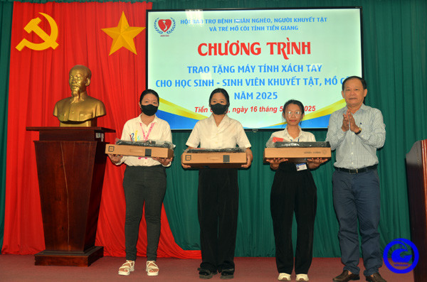 Tiền Giang: Trao tặng máy tính xách tay tiếp sức học sinh, sinh viên khuyết tật, mồ côi