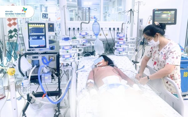 Cứu sống bé gái dư cân bị sốc sốt xuất huyết nặng
