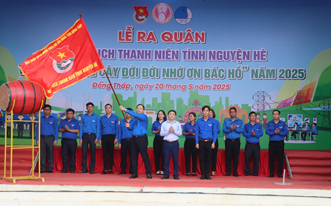 Đồng Tháp: Sôi nổi lễ ra quân chiến dịch thanh niên tình nguyện hè 2025
