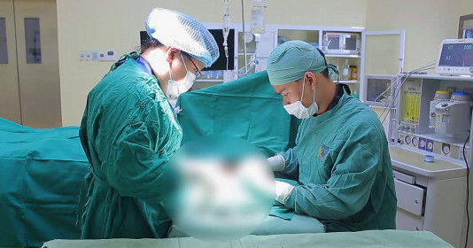 Bé trai 13 tuổi đập tay vào cửa kính, đứt hàng loạt mạch máu và dây thần kinh cổ tay