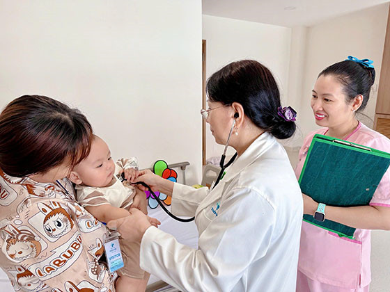 Cứu thành công bé trai 9 tháng tuổi bị viêm phổi nặng
