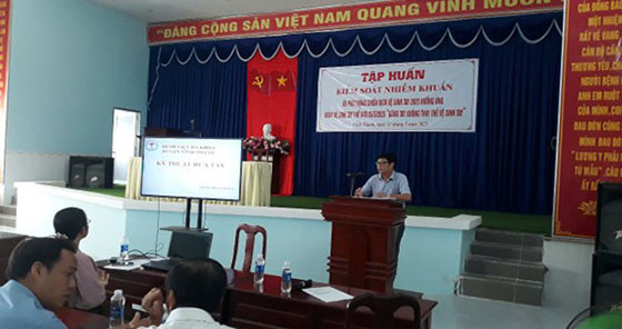 Cần Thơ: Bệnh viện Đa khoa huyện Vĩnh Thạnh đẩy mạnh tập huấn kiểm soát nhiễm khuẩn và an toàn lao động cho nhân viên y tế