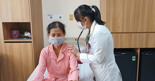 Phát hiện dị vật phế quản sau hơn một năm ho và đau ngực kéo dài
