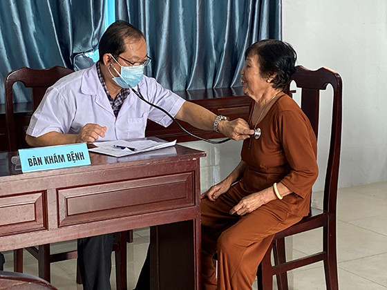 Trường Cao đẳng Y tế Cần Thơ khám bệnh, cấp phát thuốc miễn phí tại huyện Vĩnh Thạnh
