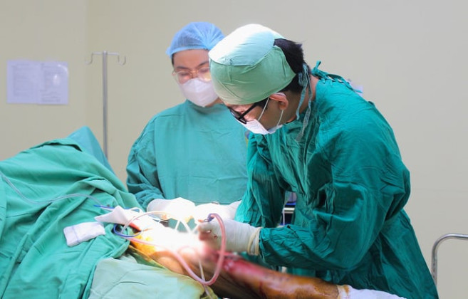 Tin lời 'thần y', người đàn ông 61 tuổi suýt mất mạng vì tiêm thuốc trị đau lưng