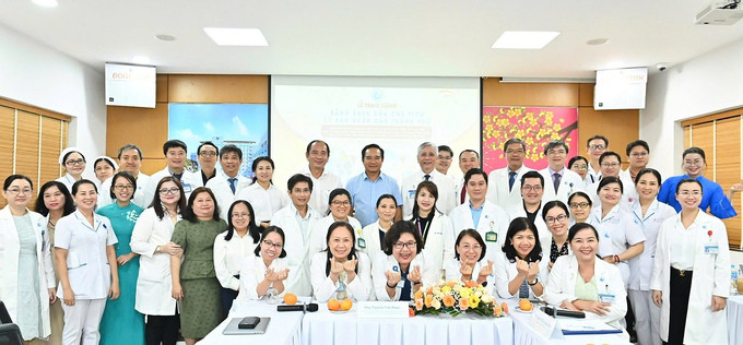 Chủ tịch UBND TP.HCM khen thưởng ê-kíp can thiệp tim bào thai cho sản phụ Singapore