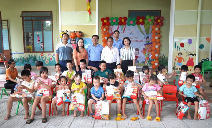 Quảng Nam: Thăm, tặng quà trẻ em có hoàn cảnh khó khăn nhân dịp Ngày Quốc tế Thiếu nhi