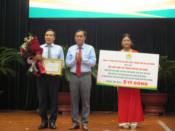TP. HCM trao học bổng cho học sinh và hỗ trợ kinh phí bệnh nhân mắc bệnh hiểm nghèo