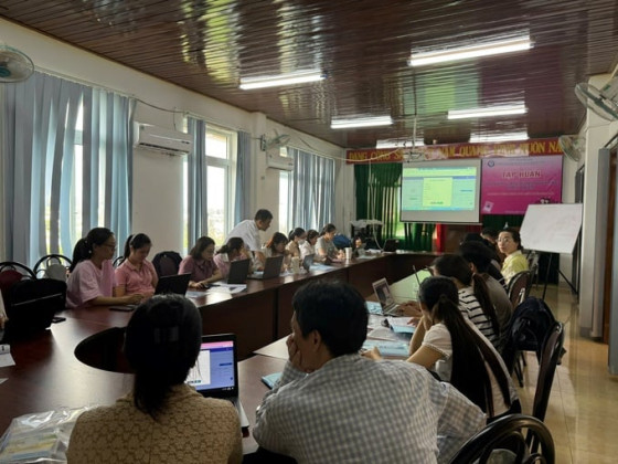Tập huấn sử dụng sổ theo dõi sức khỏe bà mẹ, trẻ em phiên bản giấy và điện tử tại Đắk Lắk