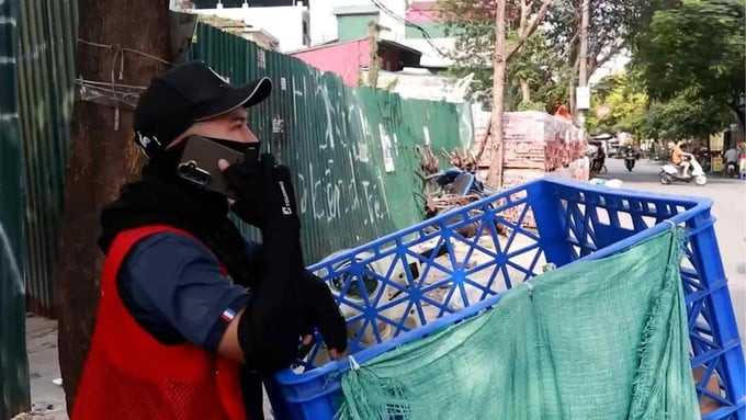 Nắng nóng khắc nghiệt, người lao động ngoài trời đối mặt rủi ro mất nước, sốc nhiệt