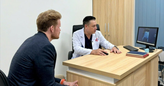 15 năm sống chung với “cực hình” đi tiểu, doanh nhân Mỹ tìm lại cuộc sống bình thường tại Việt Nam