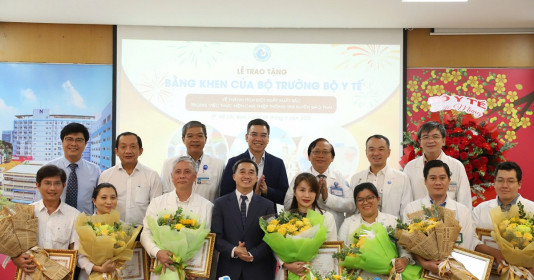 Bộ Y tế khen thưởng ê-kíp thực hiện ca thông tim xuyên bào thai cho sản phụ Singapore
