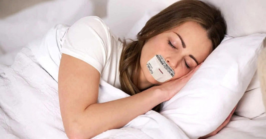 Trào lưu “dán miệng khi ngủ” và những rủi ro có thể xảy ra