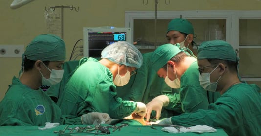 Vừa cắt bỏ khối u, vừa tái tạo ngực