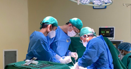 Lấy viên sỏi to như quả trứng gà trong bàng quang cụ ông 98 tuổi
