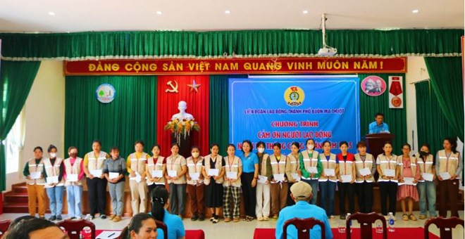 Công đoàn Đắk Lắk hỗ trợ đoàn viên 37 Mái ấm Công đoàn trong Tháng Công nhân