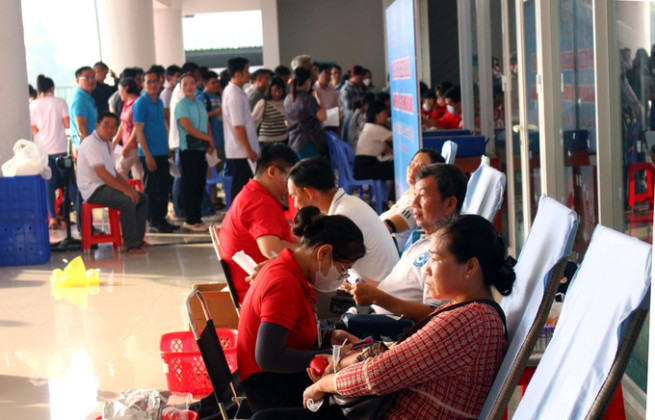 Long Xuyên: 300 đoàn viên, công nhân viên chức tham gia hiến máu tình nguyện