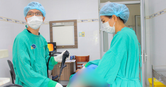 Bé trai 2 tuổi nuốt trọn ốc vít sắc nhọn, phải nội soi cấp cứu trong đêm