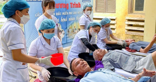 Cắt tóc miễn phí nơi giường bệnh: Nơi lòng người ấm lại