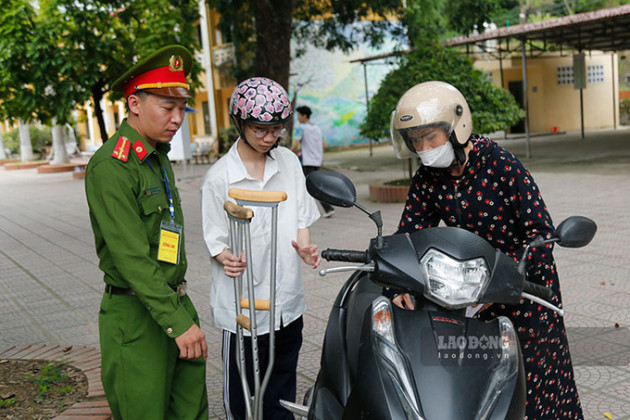Thí sinh Điện Biên chống nạng vào phòng thi