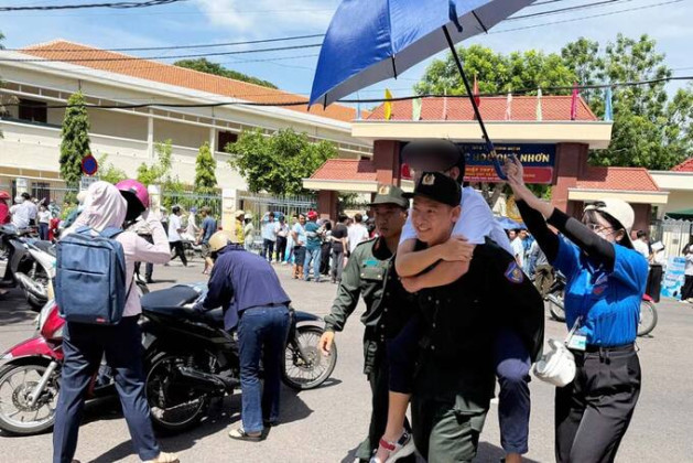 Gặp nạn trước ngày thi, thí sinh Bình Định được cảnh sát cơ động cõng đi thi