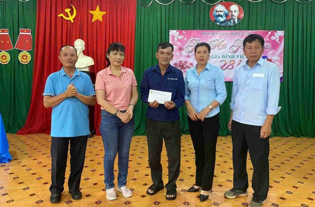 Nông trường cao su hỗ trợ công nhân lao động khó khăn nhân dịp Ngày Gia đình Việt Nam