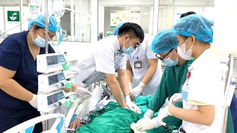 Nổi ban tím tứ chi, ngừng tim sau bữa tiết canh, lòng lợn