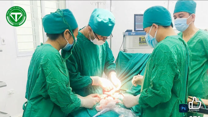 Phú Thọ: Trung tâm Y tế huyện Tam Nông phẫu thuật cấp cứu bệnh nhân thủng trực tràng – Hậu môn nhân tạo thành công