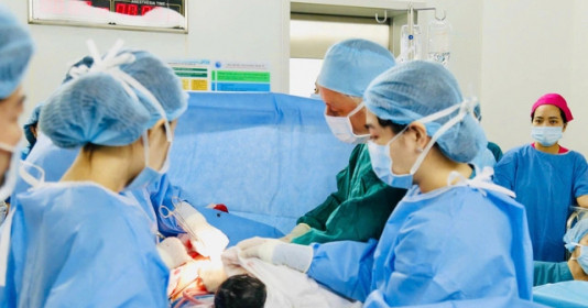 Em bé thứ 8 được can thiệp tim xuyên bào thai thành công chào đời khỏe mạnh