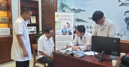 VACHE: Khám bệnh, tư vấn sức khỏe miễn phí cho người cao tuổi và người có công tại P.Thủ Dầu Một